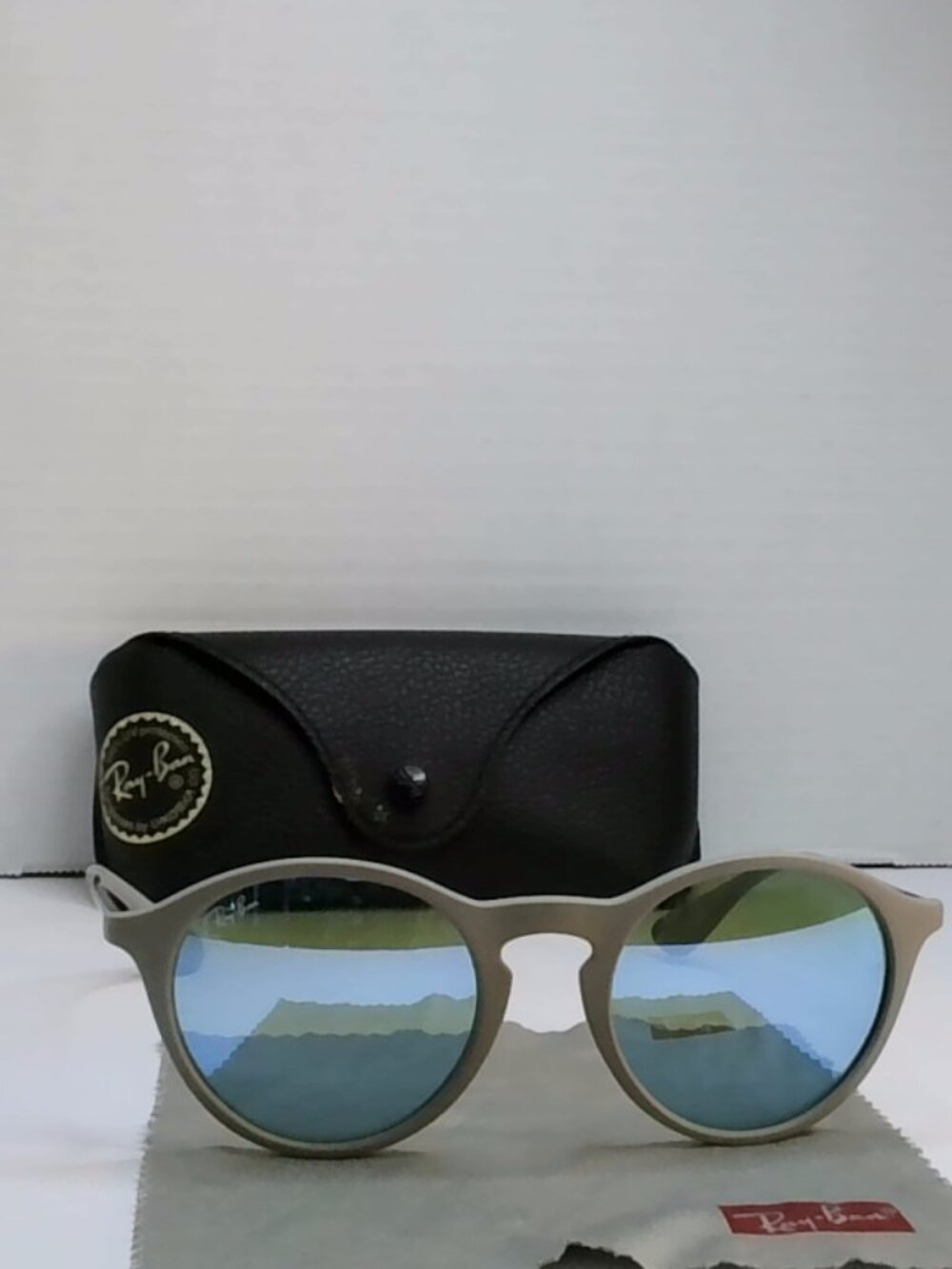 suggest price and listing for vinted and poshmark, include original retail price